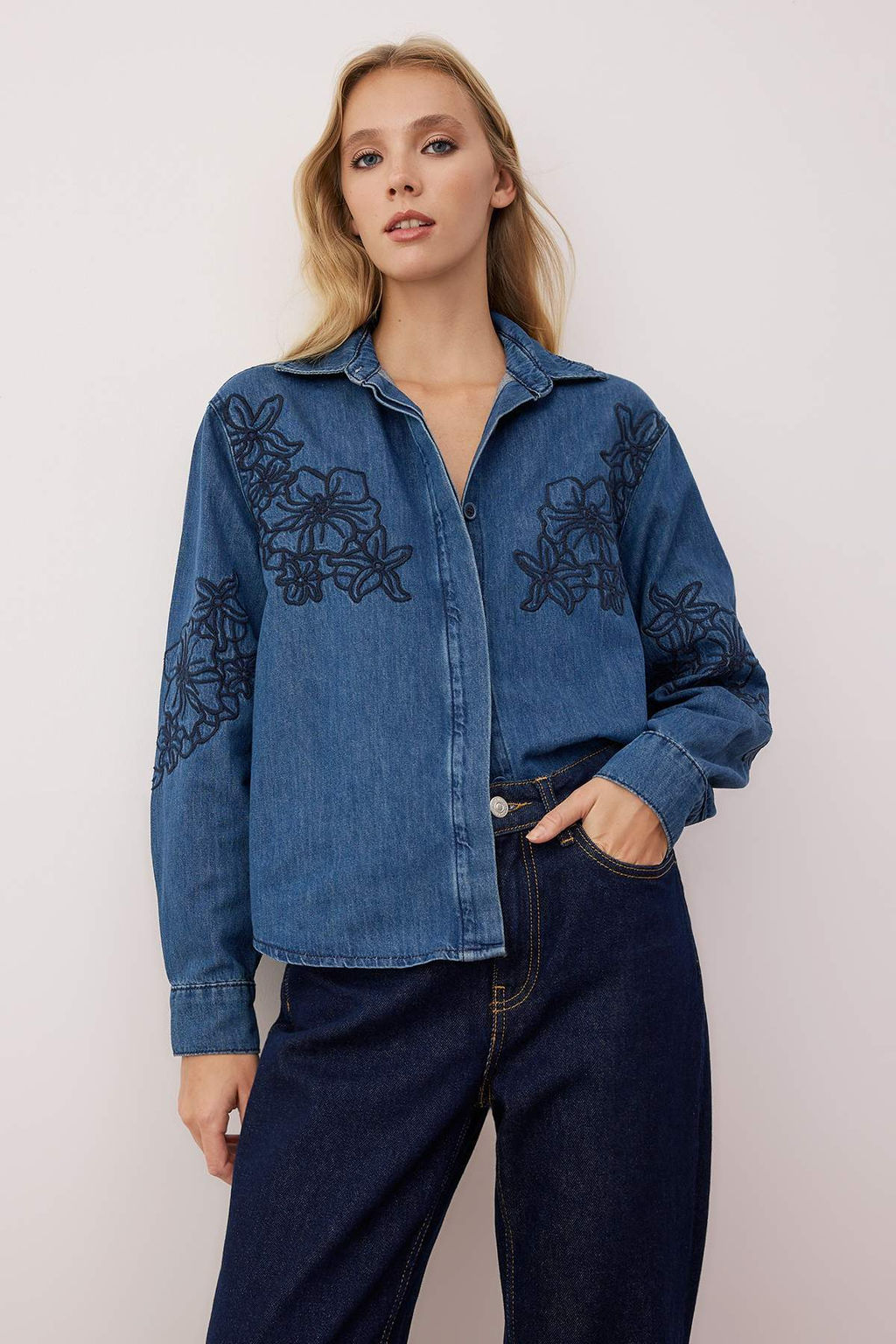 Koyu Mavi Nak?s Detayl? Uzun Kollu Denim Gomlek TWOAW26GO00031