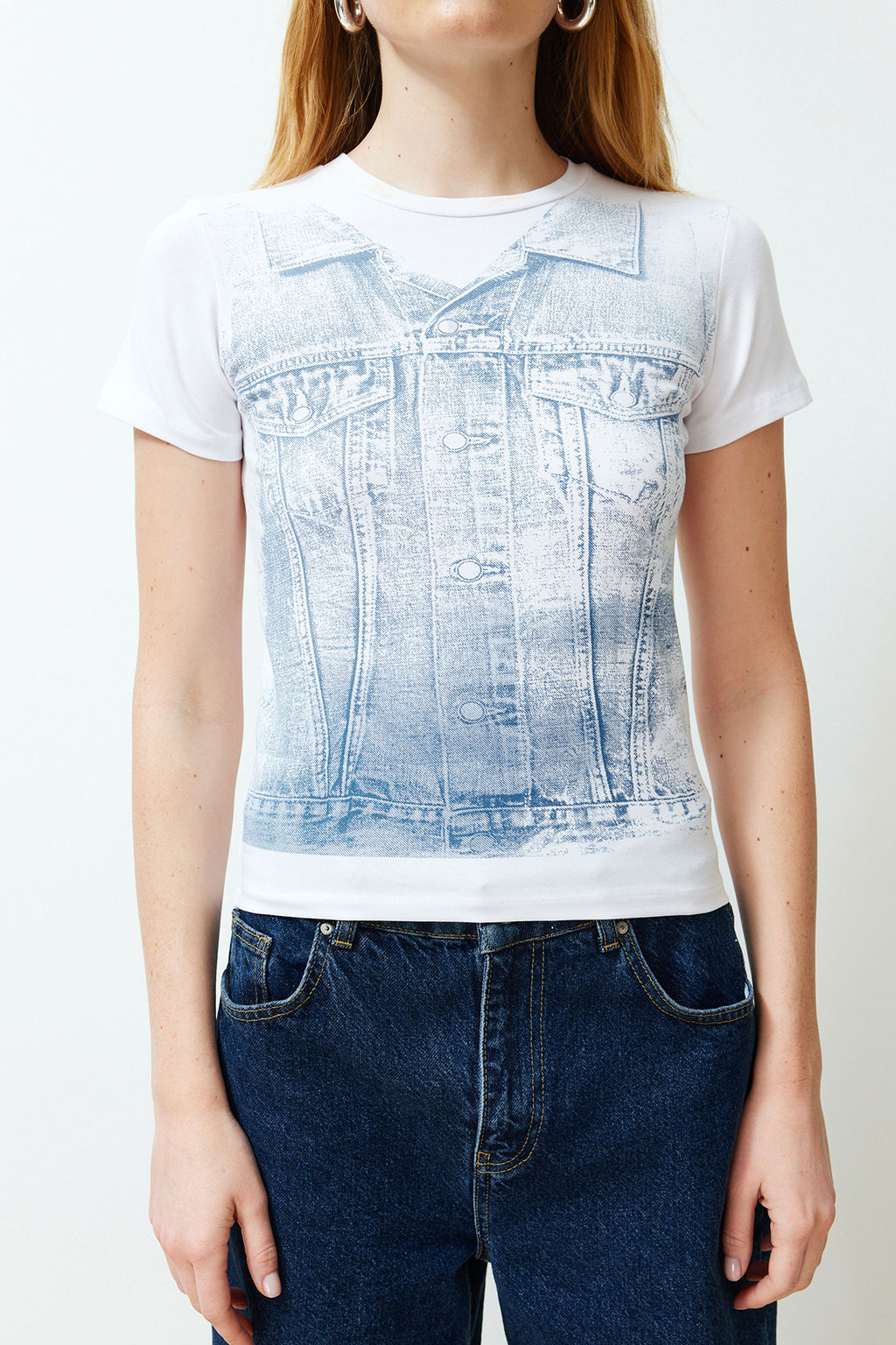TRENDYOLMILLA Beyaz Bask?l? Bisiklet Yaka Slim Fit Ekstra Esnek Orme T-Shirt TWOSS24TS00096