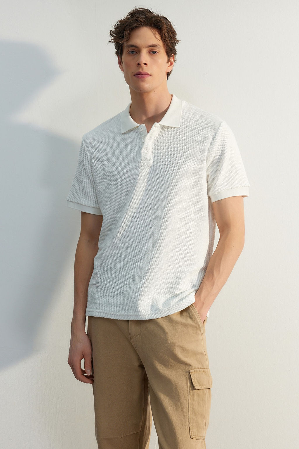 TRENDYOL MAN Beyaz Regular/Normal Kesim K?sa Kol Dokulu Dugmeli Polo Yaka T-shirt TMNSS23PO00018 - Trendyolmilla фото 10