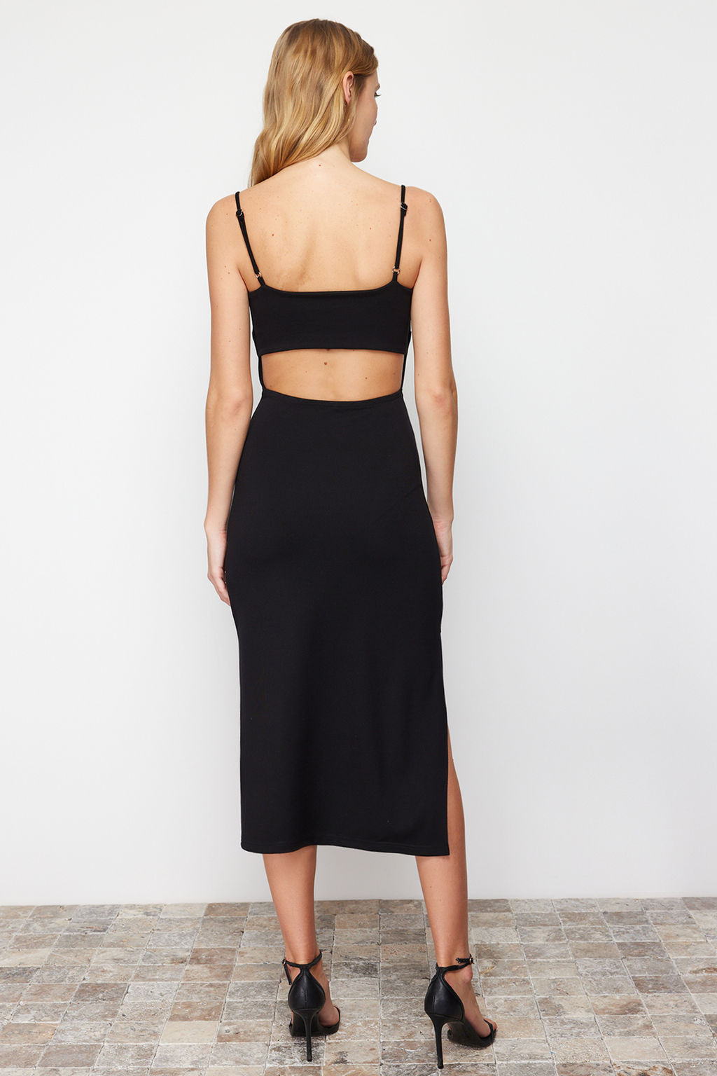 TRENDYOLMILLA Fusya Cut Out Detayl? Y?rtmacl? Vucuda Oturan Ask?l? Midi Esnek Orme Kalem Elbise TWOSS24EL00139