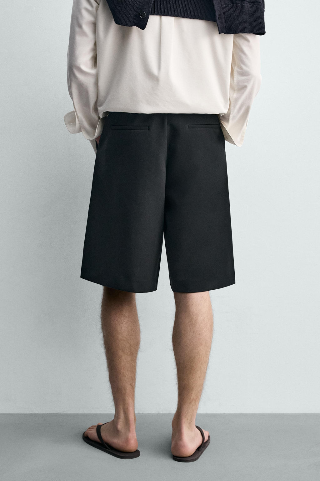 BERMUDA FLUIDA PLIEGUES / Negro