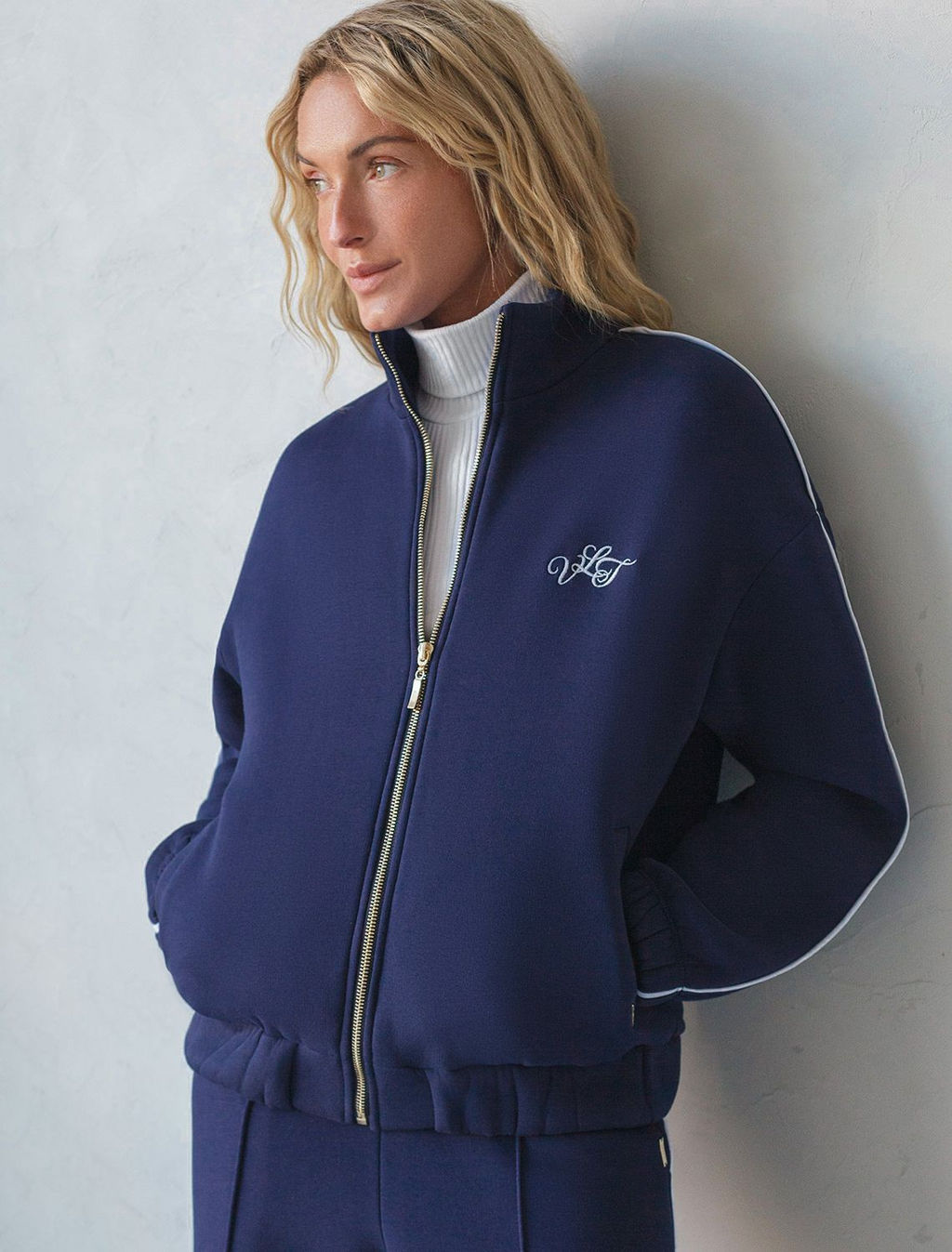 Бомбер среднего объема из эластичного футера трехнитики c начесом