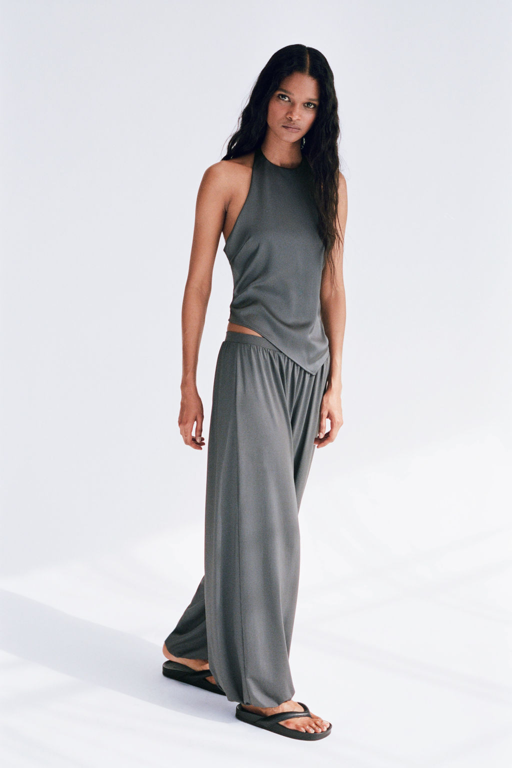 Top asim?trico con escote halter - H&m фото 6