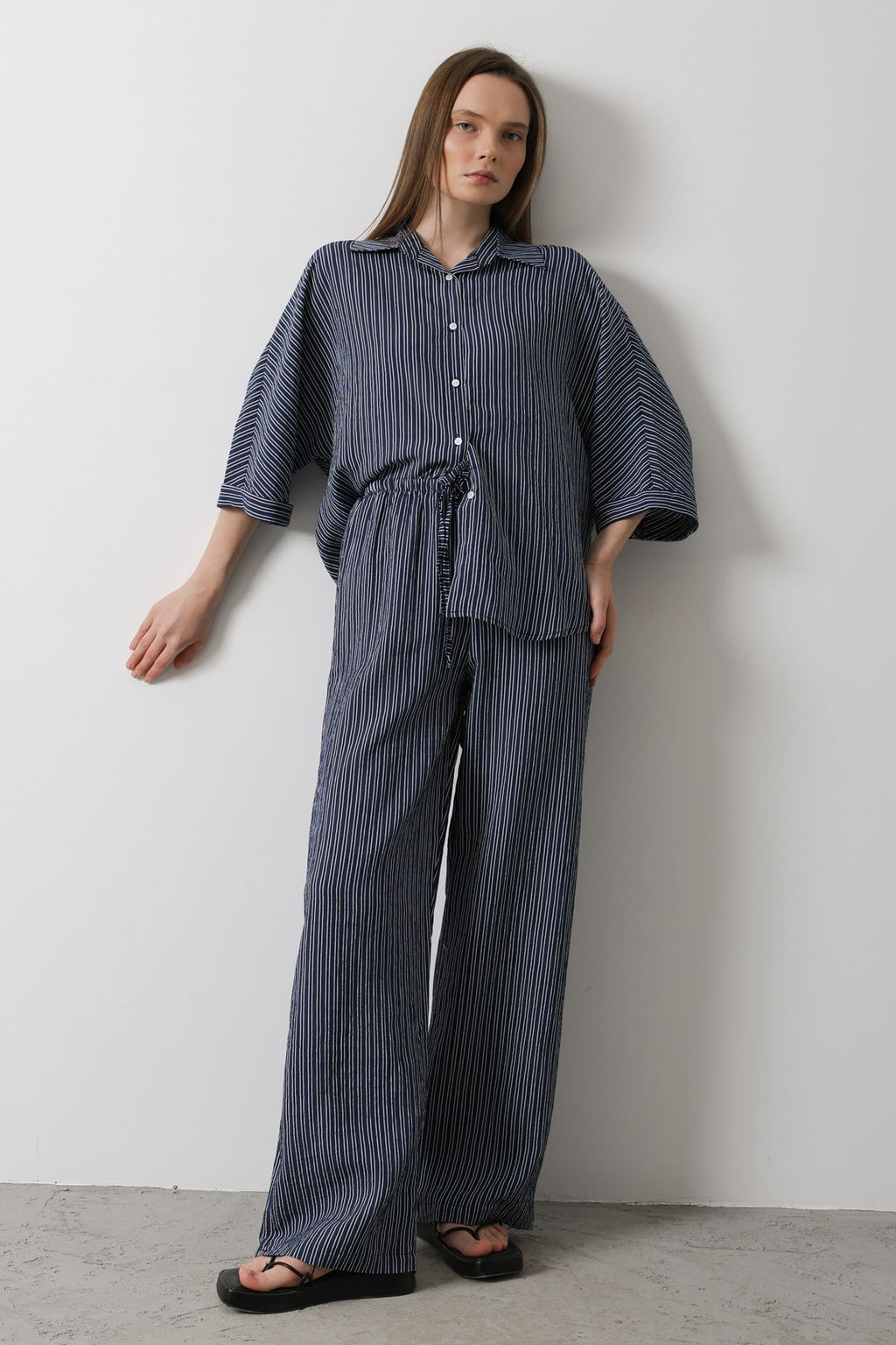 TRENDYOLMILLA Lacivert Beli Lastikli Baglama Detayl? Wide Leg/Genis Paca Cizgili Pantolon TWOSS25PL00043  фото 4