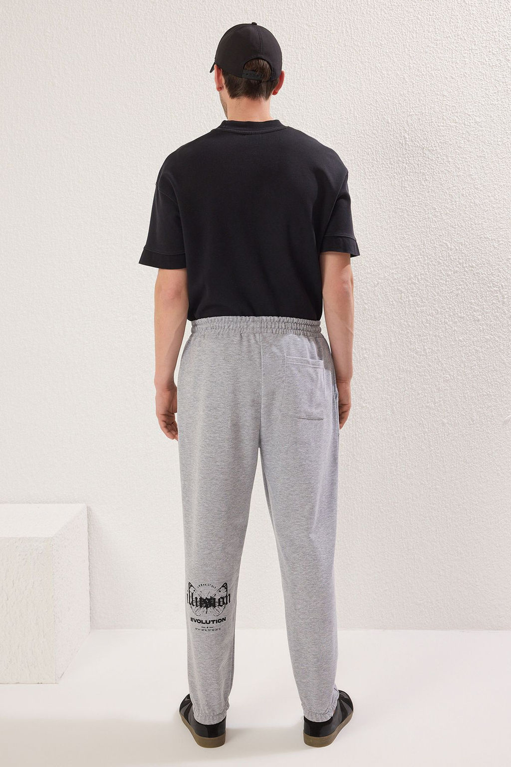 TRENDYOL MAN Gri Melanj Oversize/Genis Kesim Lastik Paca Kelebek Bask?l? Esofman Alt? TMNSS25EA00006 - Trendyolmilla фото 6