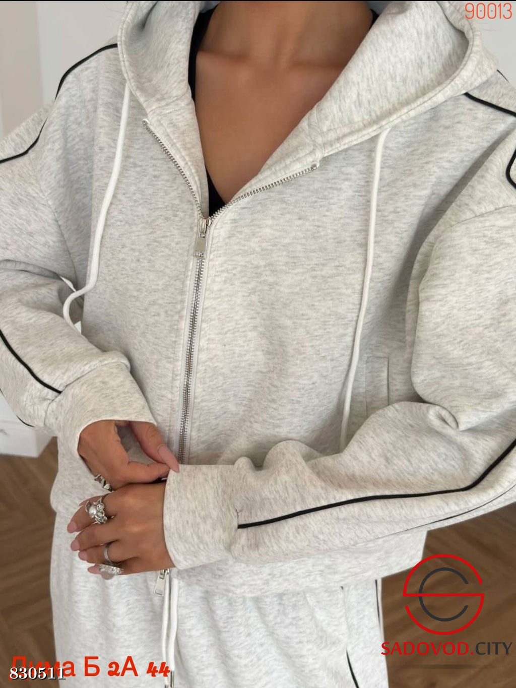 Спортивный женский костюм