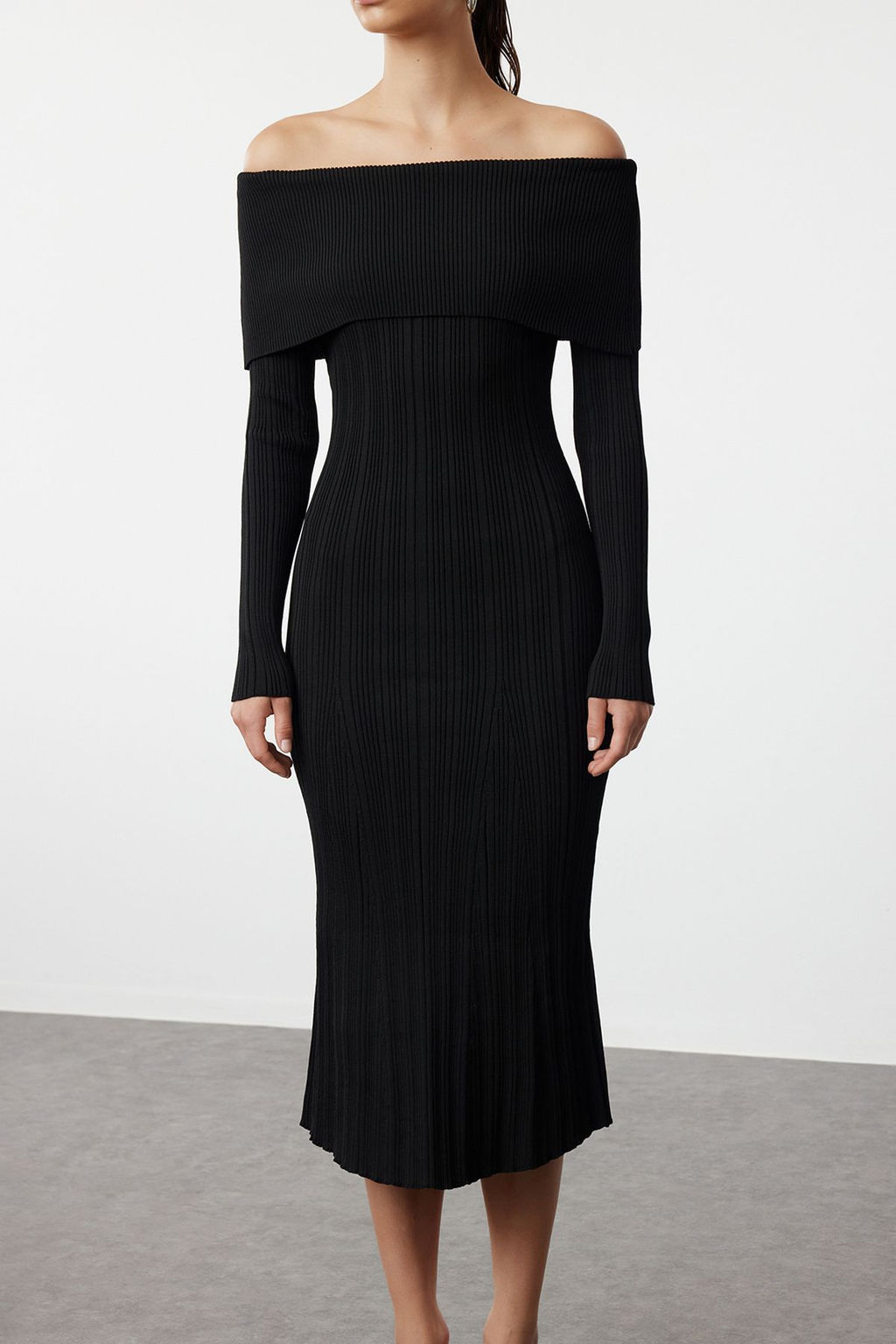 TRENDYOLMILLA Siyah Midi Triko Basic Carmen Yaka Elbise TWOAW25EL00033