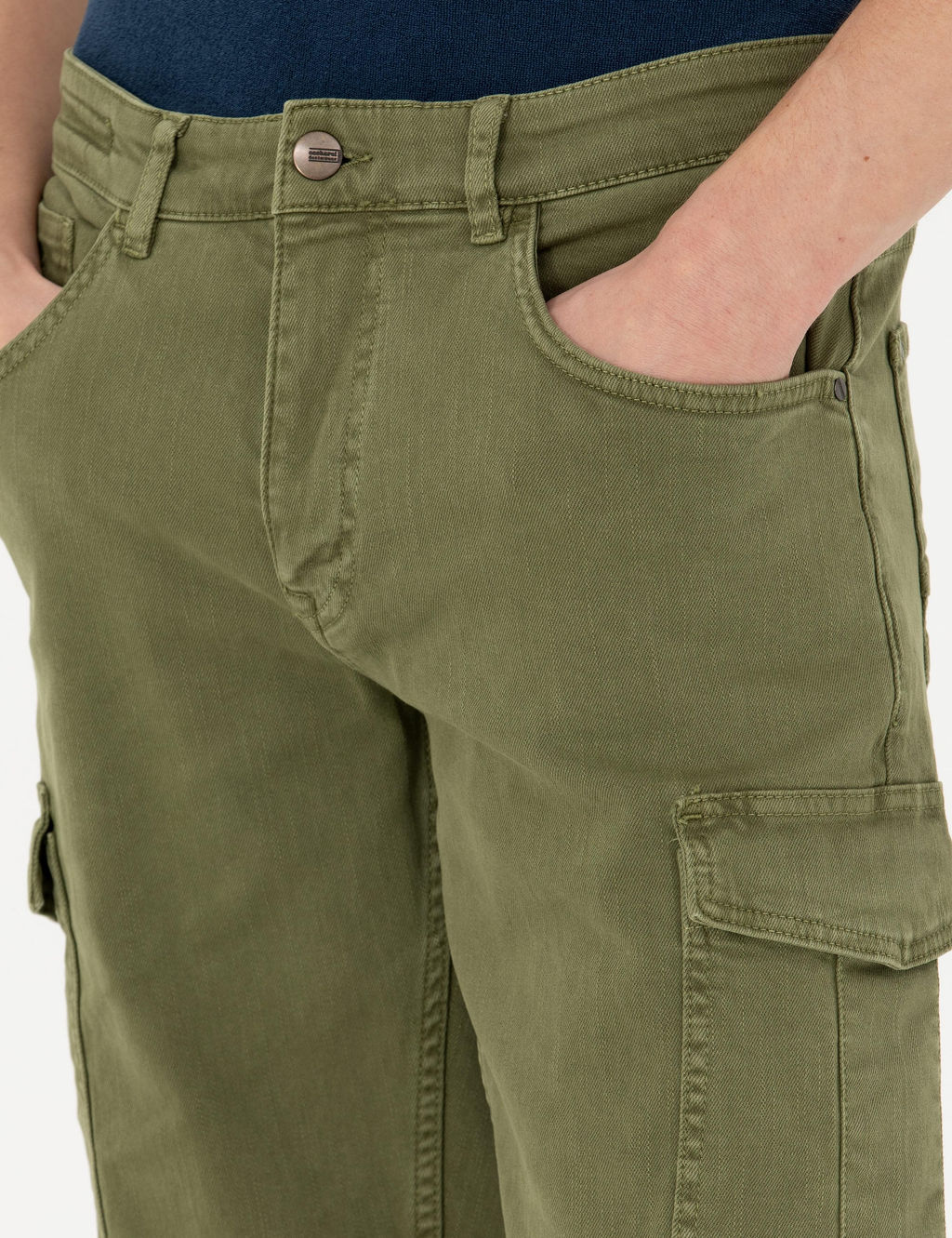 Джинсовые шорты-бермуды зауженного кроя цвета хаки