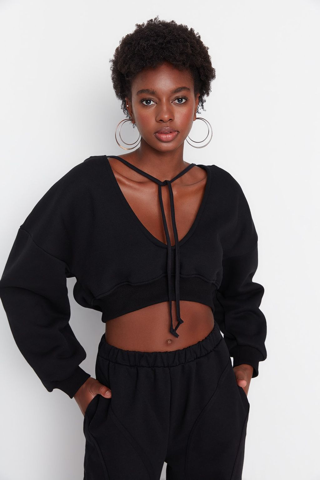Siyah Kal?n Ici Polarl? Kapusonlu V Yaka Rahat Kesim Crop Orme Sweatshirt TWOAW23SW00096