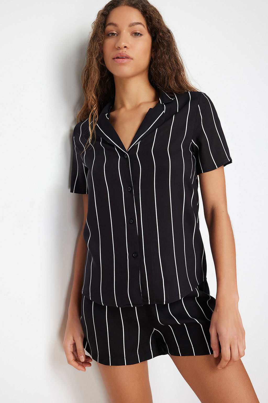 Trendyolmilla Siyah Cizgili Viskon Sortlu Dokuma Pijama Tak?m? THMSS24PT00012 фото 2