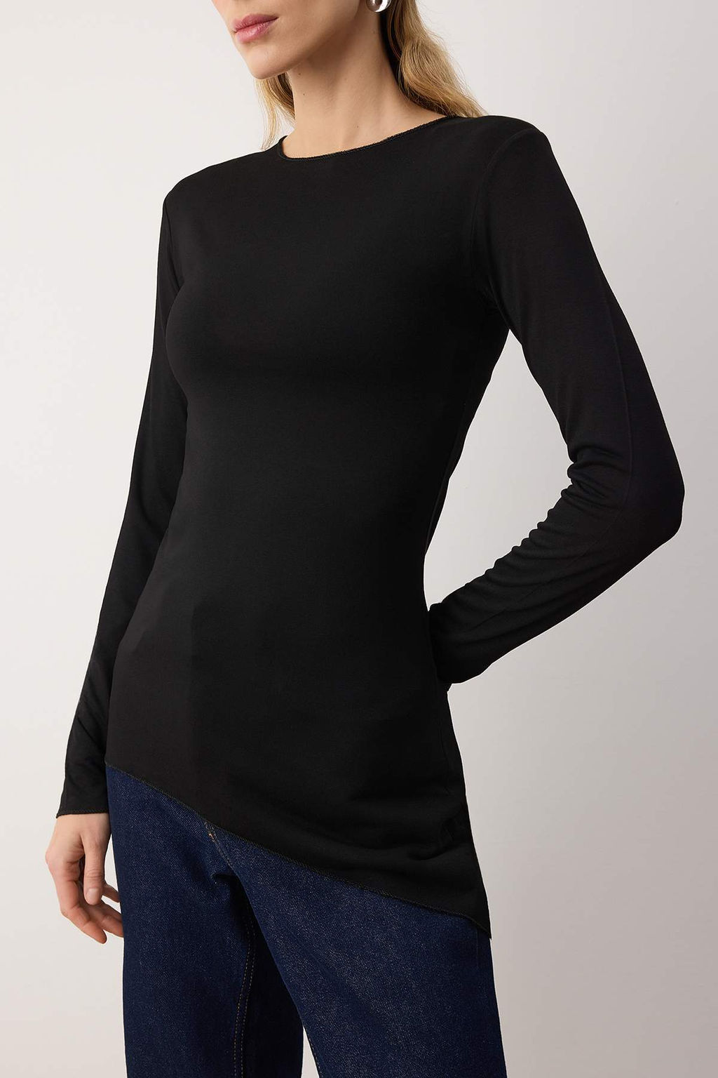 Siyah Asimetrik Uzun Kollu Premium Yumusak Orme Bluz TWOAW26BZ00364