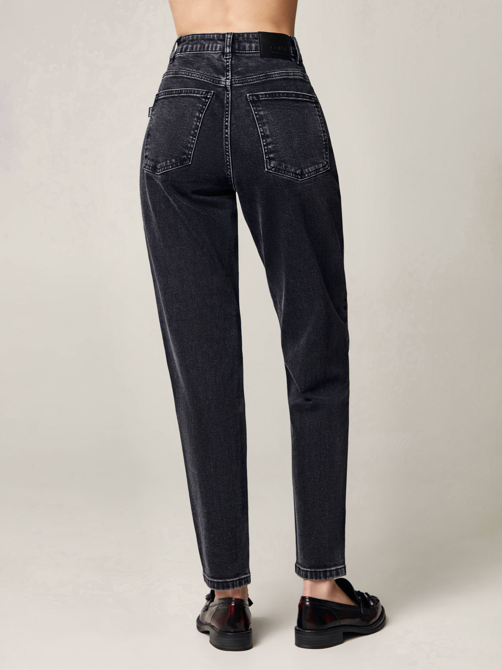 CONTE CON-515 Джинсы mom с вытачками по карманам washed black
