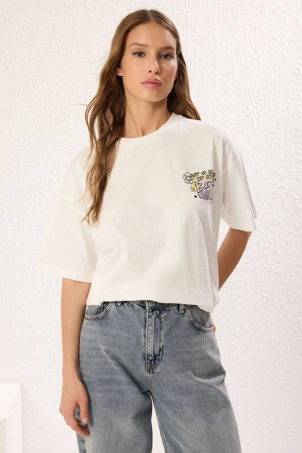 TRENDYOLMILLA Ekru %100 Pamuk Oversize/Genis Kal?p On Arka Bask?l? Orme T-Shirt TWOSS25TS00136 фото 2