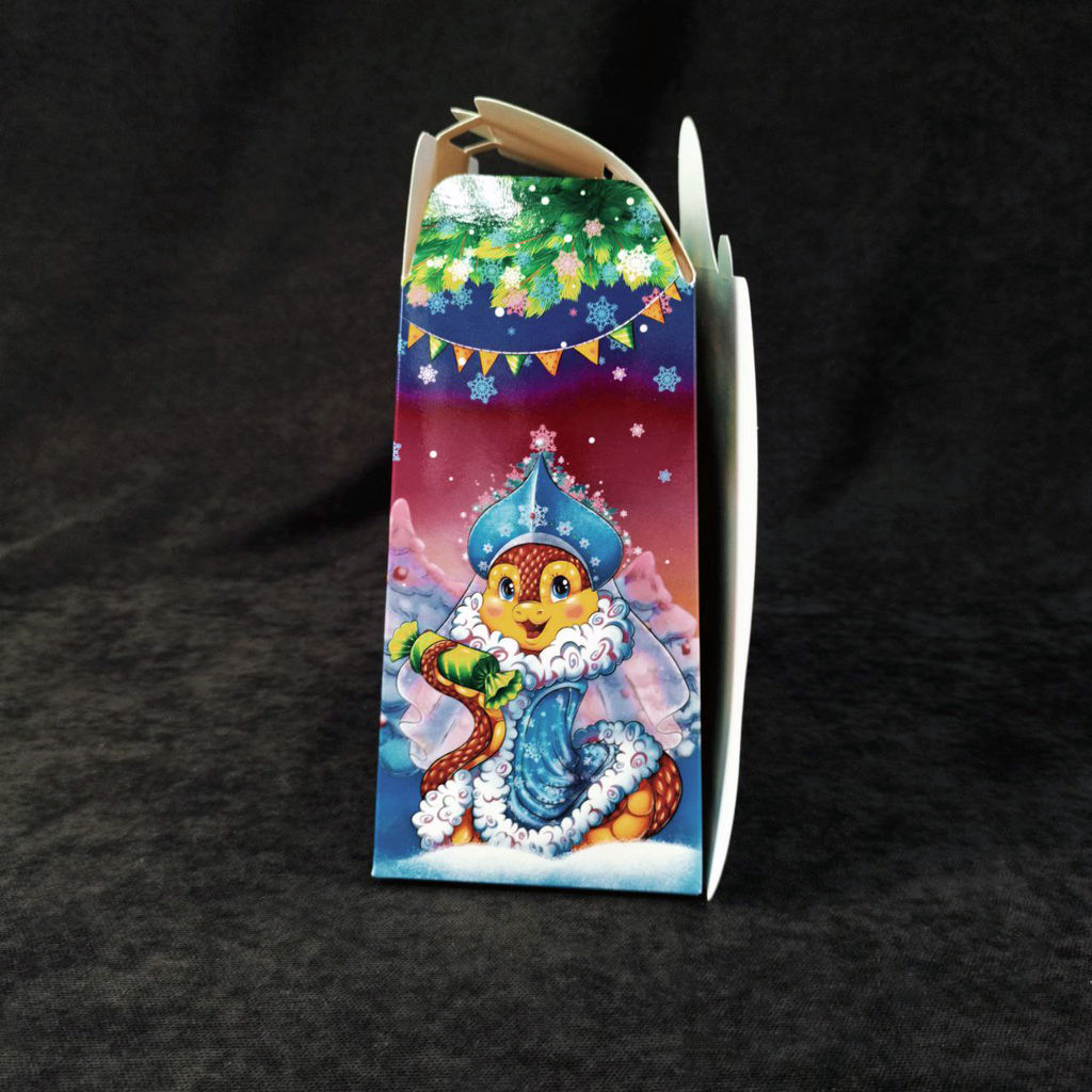 Новогодняя упаковка "Змейка с подарком" 0,8 кг (картон) ПОД НФ-19436