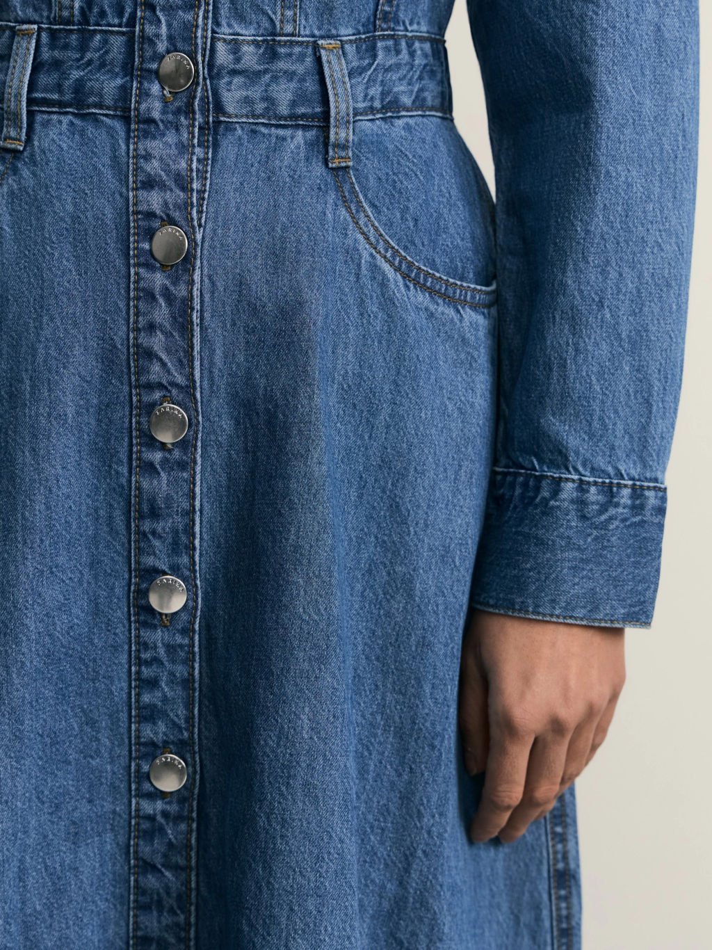 Джинсовое платье на пуговицах / Zarina  фото 9