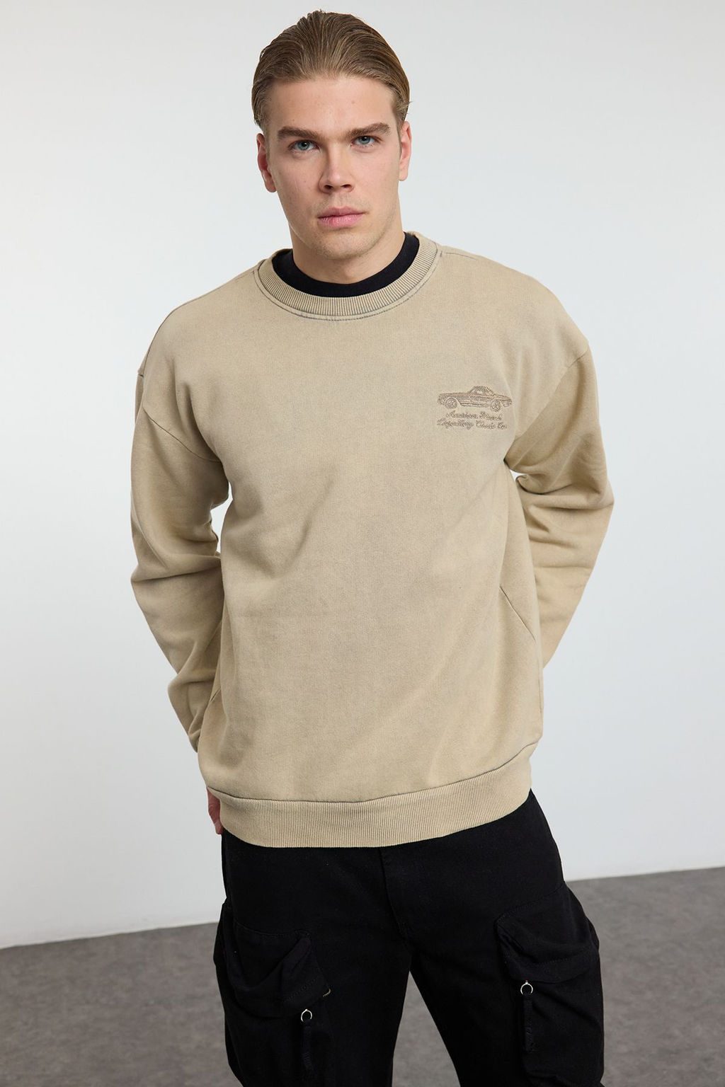 Bej Oversize/Genis Kesim Eskitme/Soluk Efektli Nak?sl? Sweatshirt TMNAW25SW00170