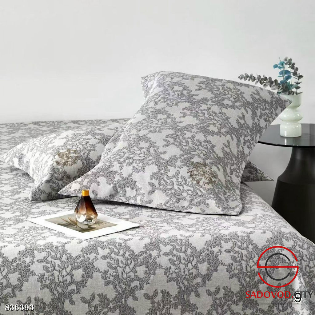 Покрывало на кровать с двумя наволочками