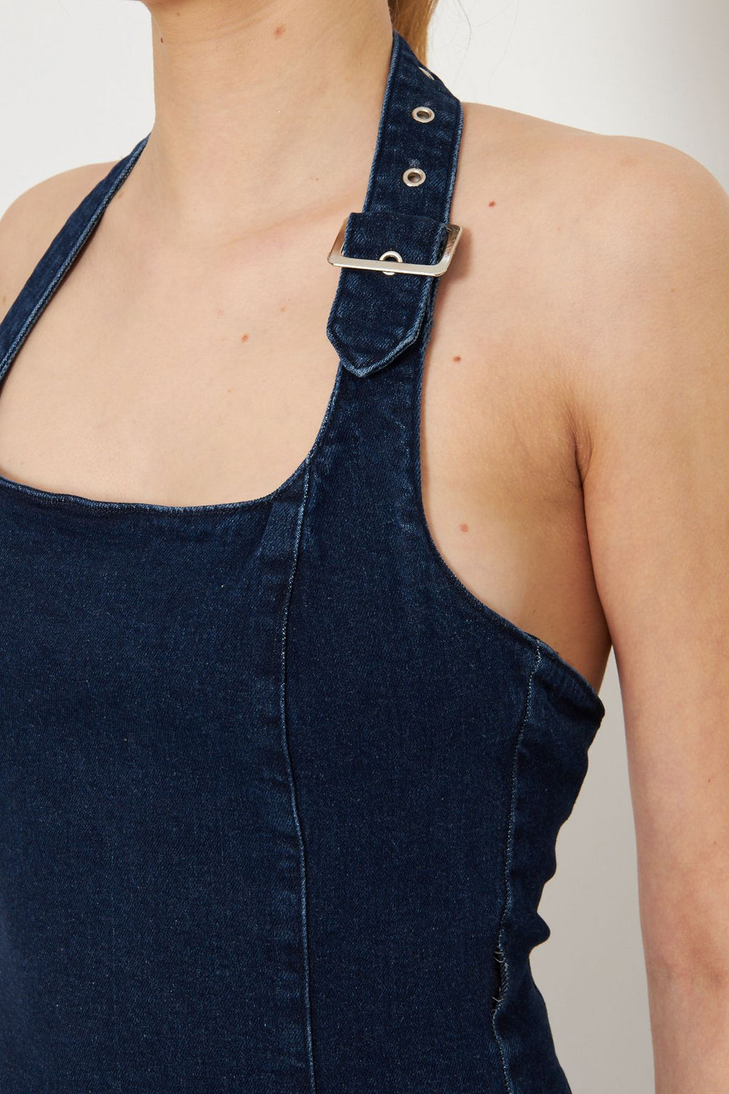 Trendyolmilla Koyu Mavi Kemer Toka Detayl? Halter Yaka Denim Bluz TWOSS25BZ00065 фото 6