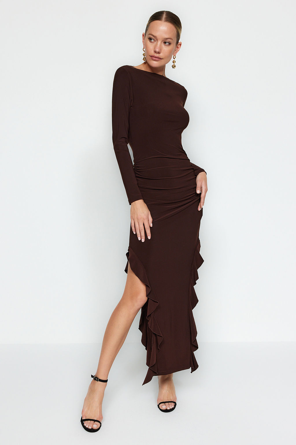 TRENDYOLMILLA Siyah Etegi Volanl? Kay?k Kaya Maxi Esnek Orme Elbise TWOAW24EL00616