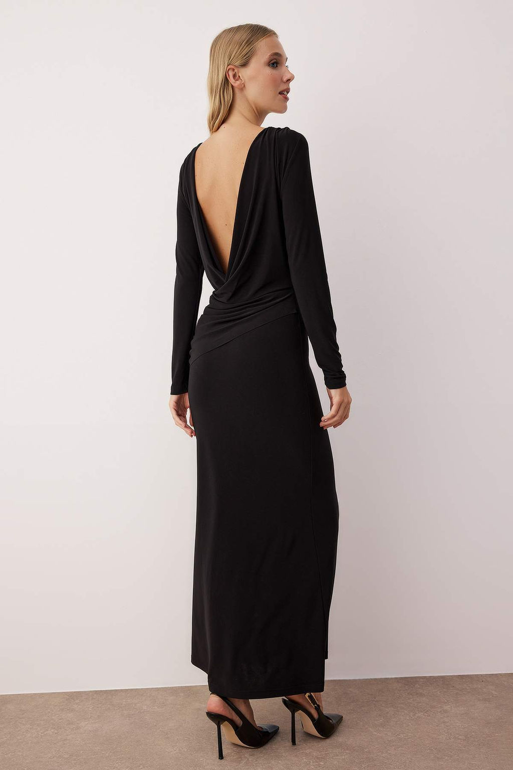 Siyah S?rt Detayl? Orme Maxi Astars?z Elbise TPRAW26EL00029