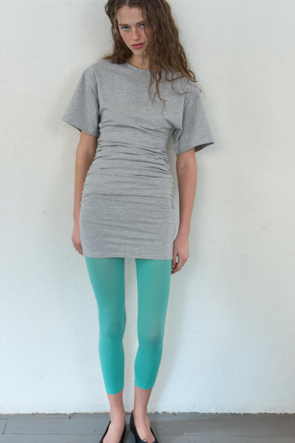 VESTIDO CORTO FRUNCES / Gris vigor?