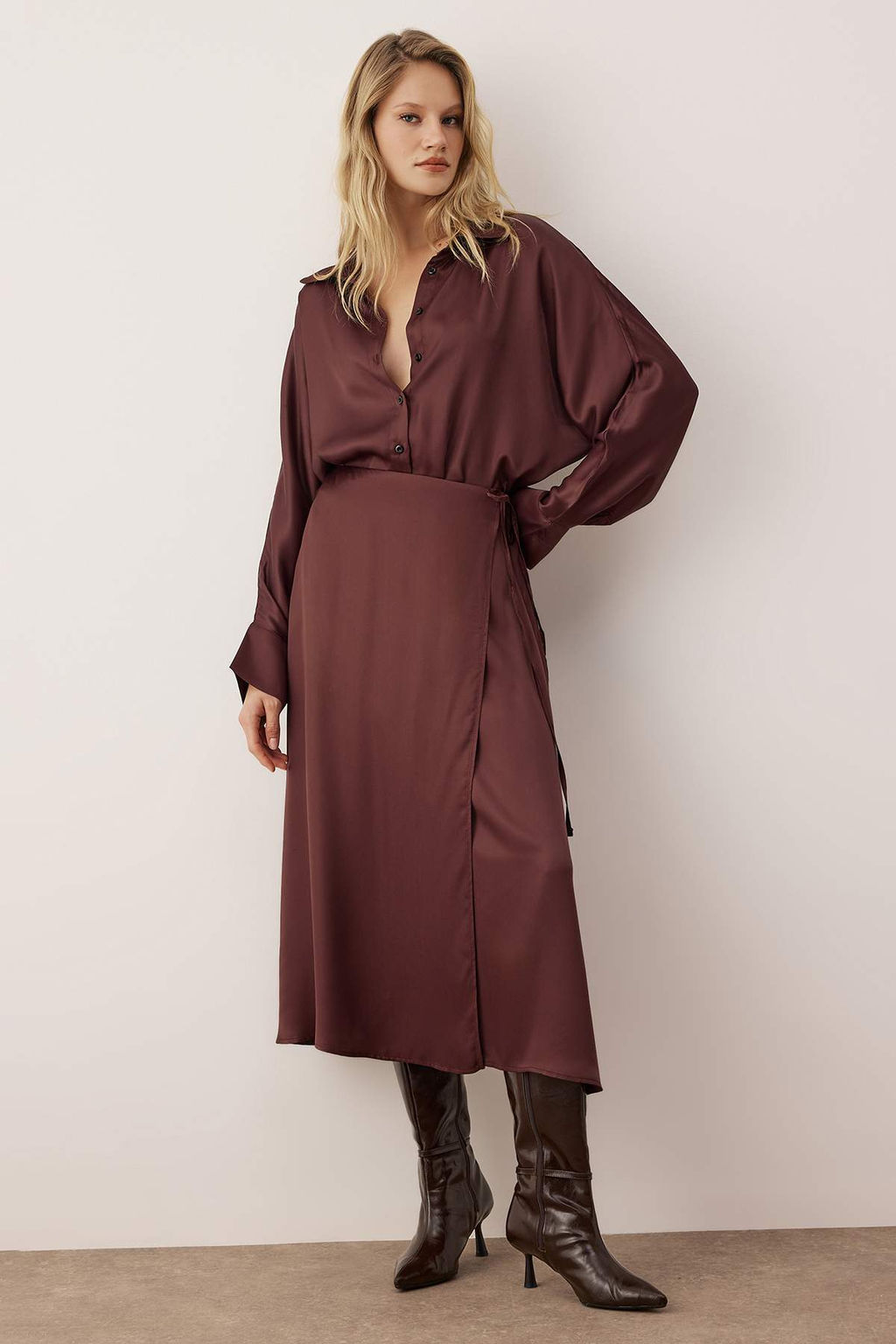 Vucut Secmeyen Kahverengi Baglama Detayl? Dokuma Saten Midi Etek TWOAW26ET00121 - Trendyolmilla фото 4