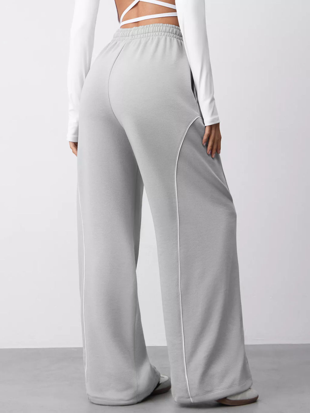 Спортивные брюки с декоративными кантами