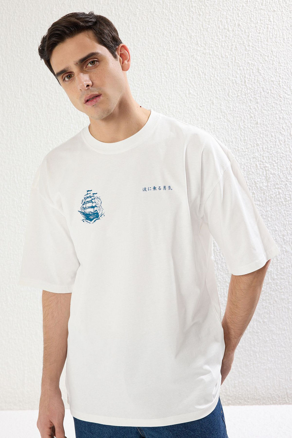 Trendyolmilla Man Beyaz Oversize/Genis Kesim Gemi S?rt Bask?l? %100 Pamuk T-Shirt TMNSS25TS00132  фото 10