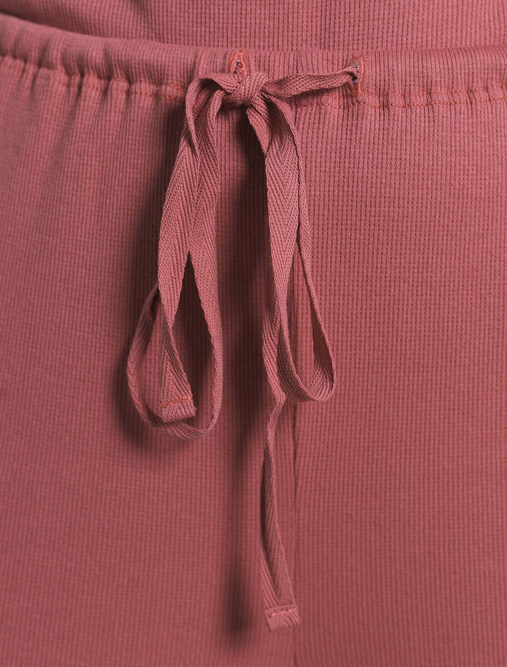 Прямые брюки с поясом на резинке из фактурного трикотажа в рубчик - Vilatte фото 2