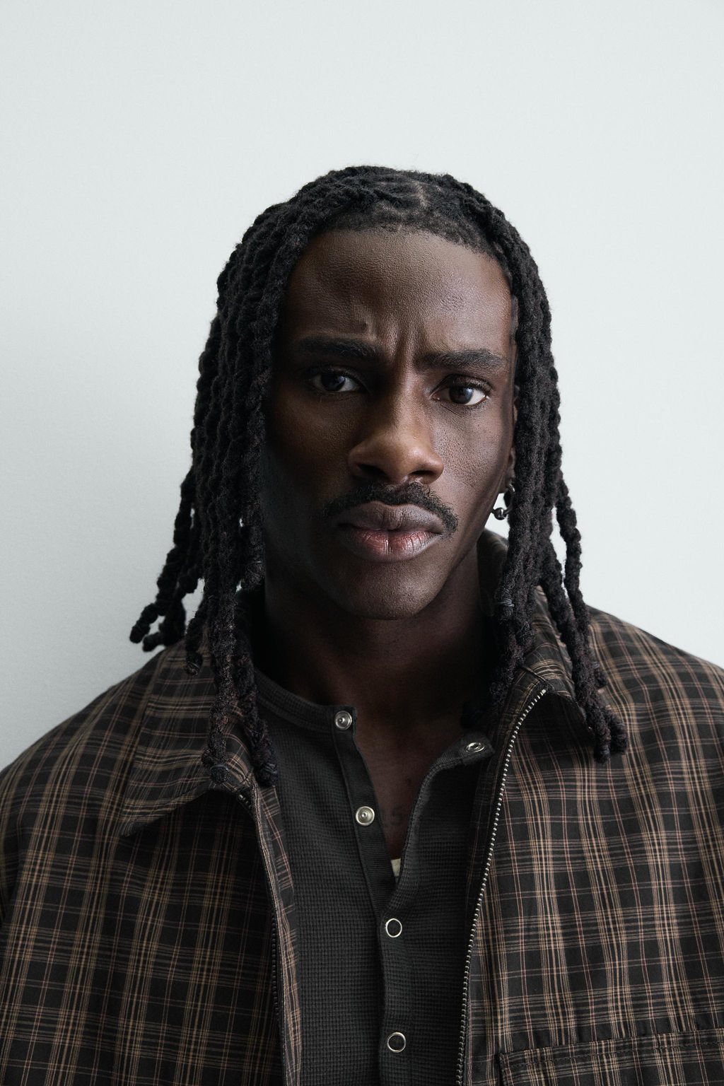 CAZADORA CROPPED FIT CUADROS / Negro / Marr?n