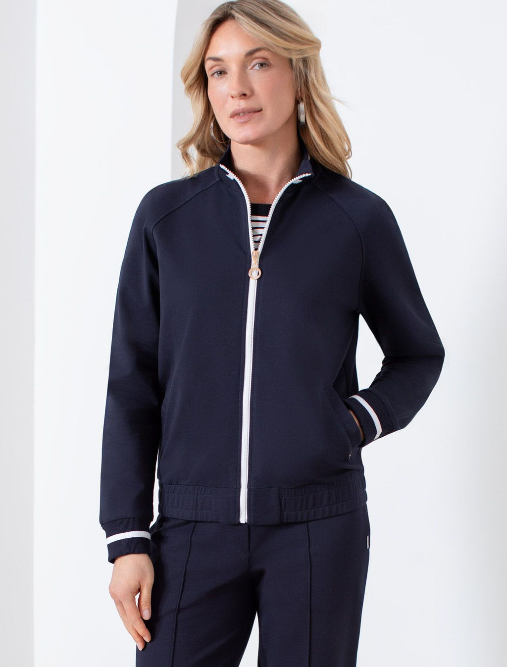 Бомбер среднего объема из футера двухнитки с эластаном - Vilatte фото 6