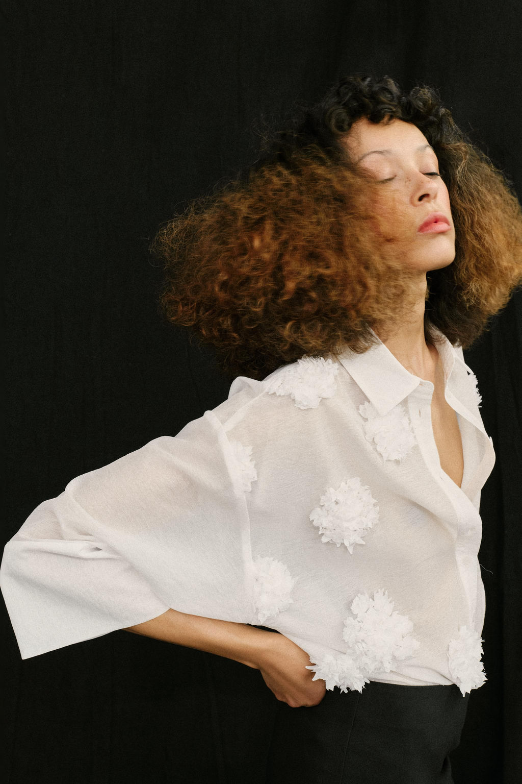 CAMISA FLUIDA FLORES RELIEVE / Blanco - Zara фото 4