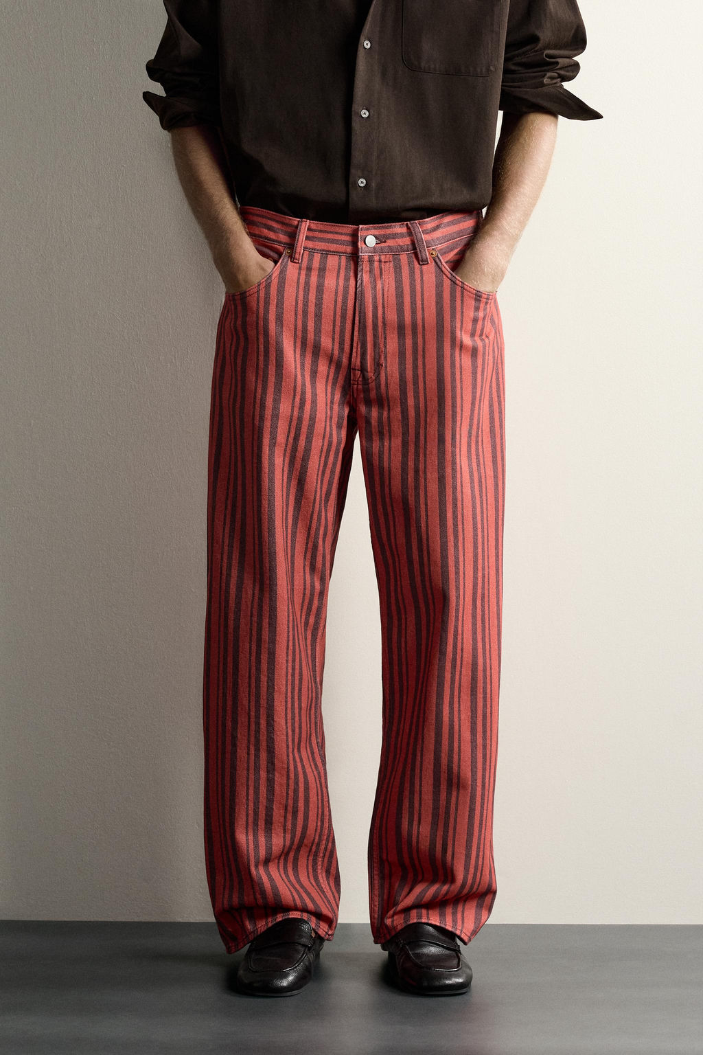 PANTAL?N STRAIGHT FIT RAYAS / Rojo
