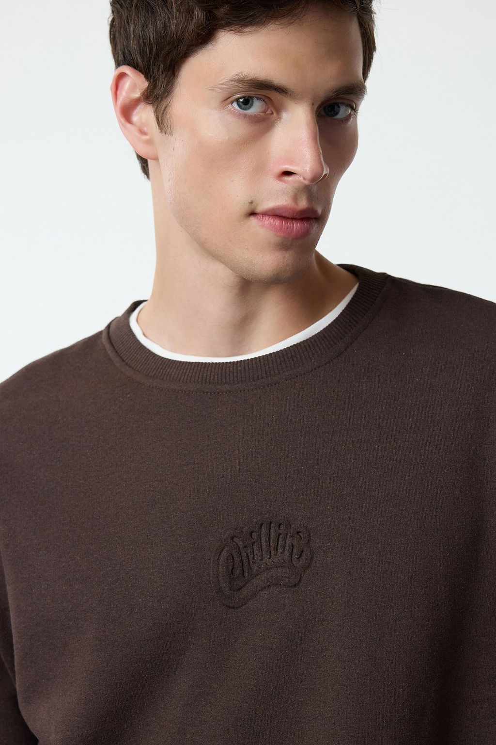 TRENDYOL MAN Koyu Kahverengi Oversize/Genis Kesim Kabartma Yaz? Bask?l? Ici Polarl? Sweatshirt TMNAW25SW00053 - Trendyolmilla фото 7