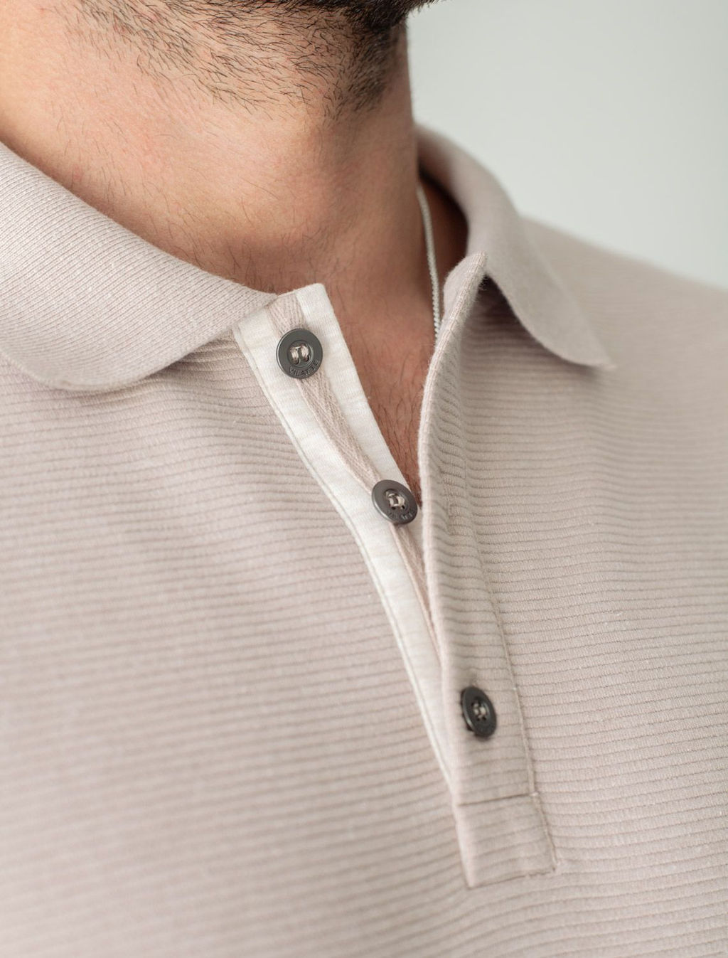 Лонгслив из мягкого фактурного трикотажа с плетеным воротником поло на пуговицах