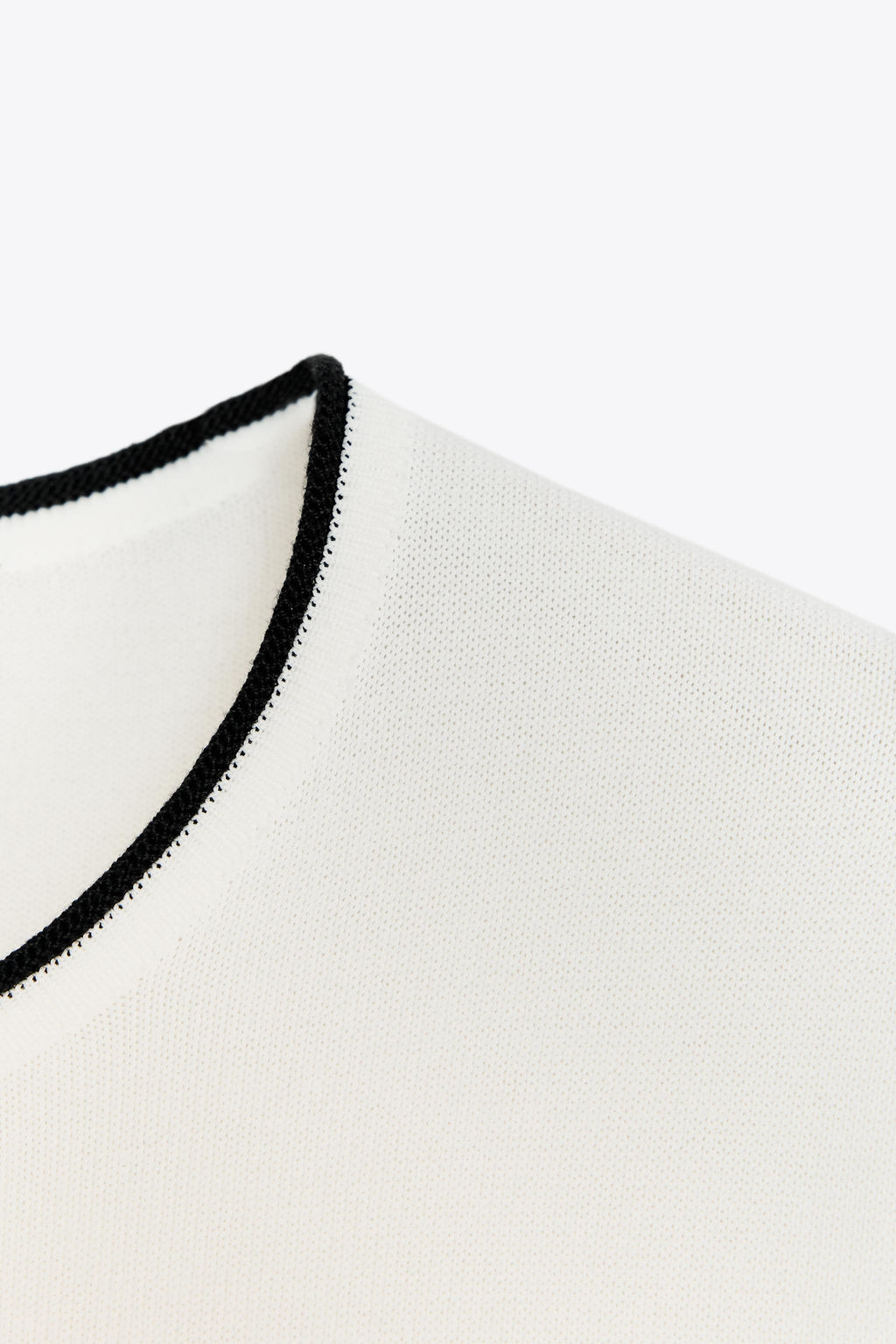 KNIT TOP WITH CONTRAST TRIMS