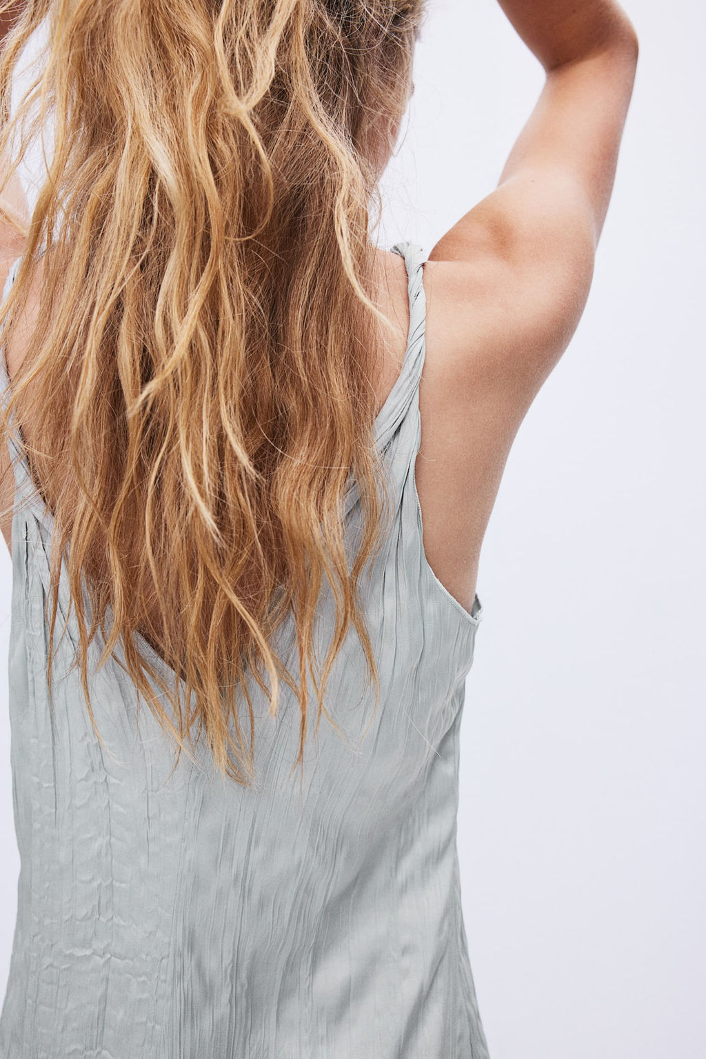 Vestido de saten arrugado con detalle girado - H&m фото 3