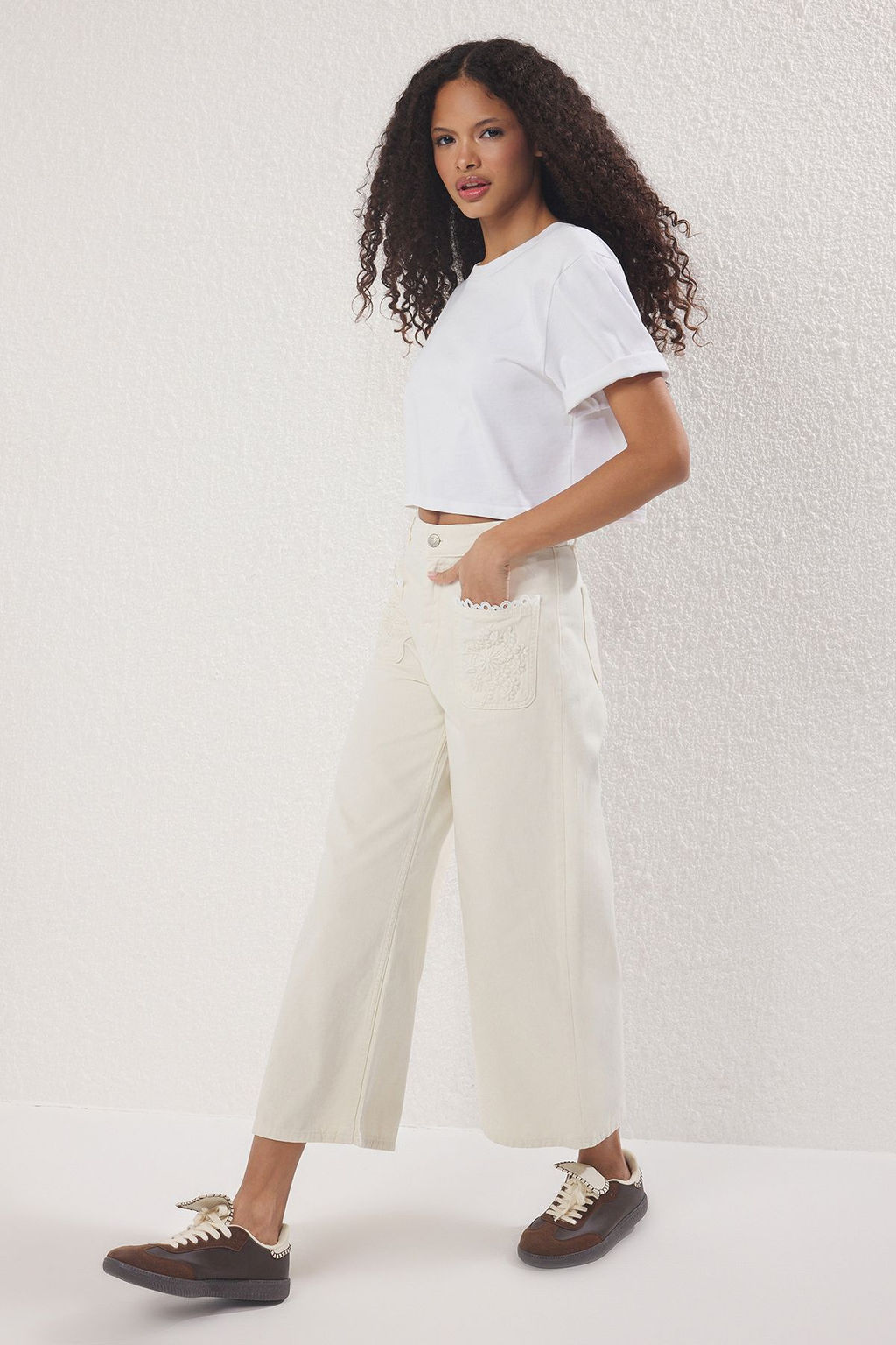 Beyaz Yuksek Bel Nak?s Detayl? Culotte Jeans TWOSS25JE00284 - Trendyolmilla фото 2