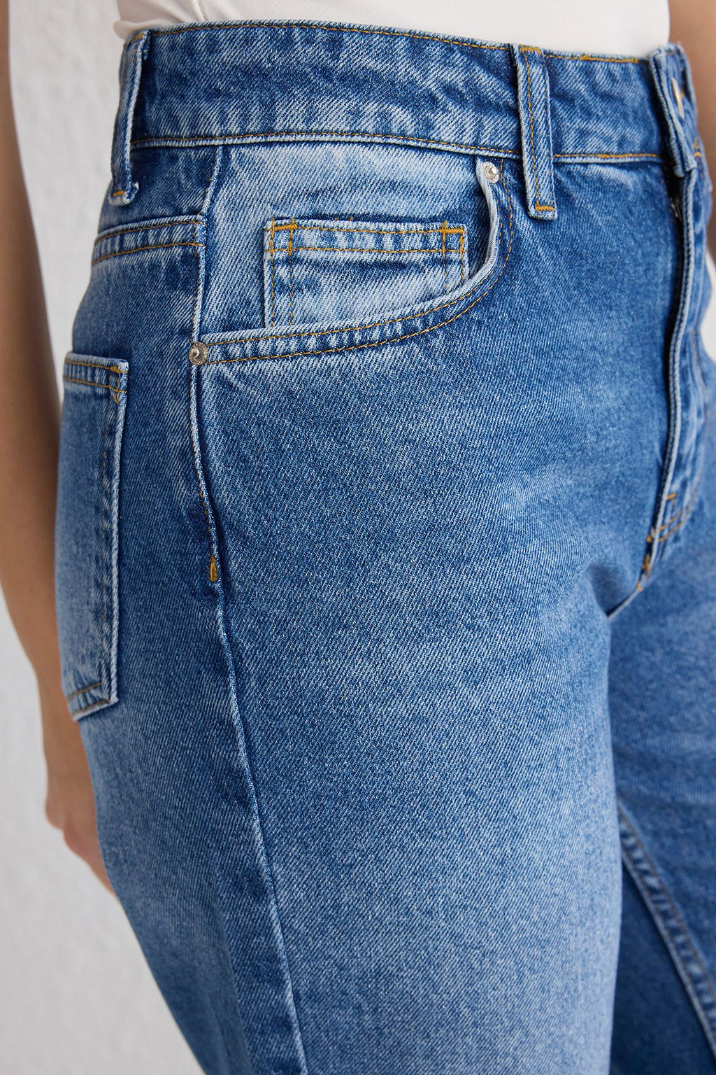 Mavi Y?rt?k Detayl? Yuksek Bel Duz Kesim Straight Jeans TWOSS25JE00155 - Trendyolmilla фото 4