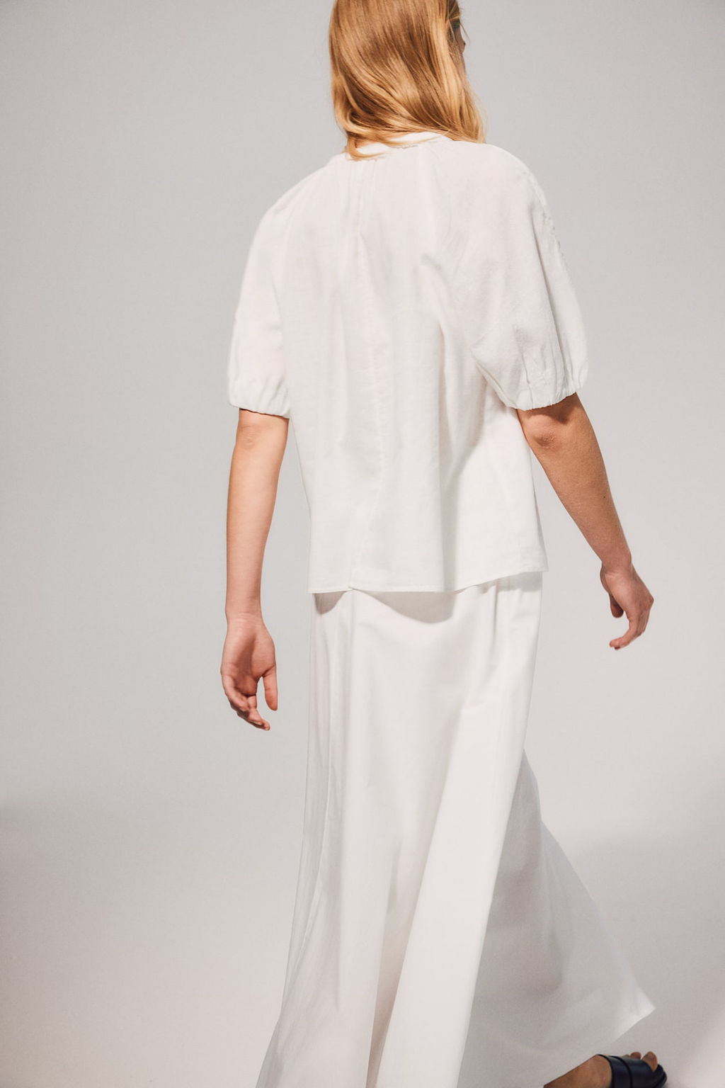 Blusa en mezcla de lino con lazada - H&m фото 4