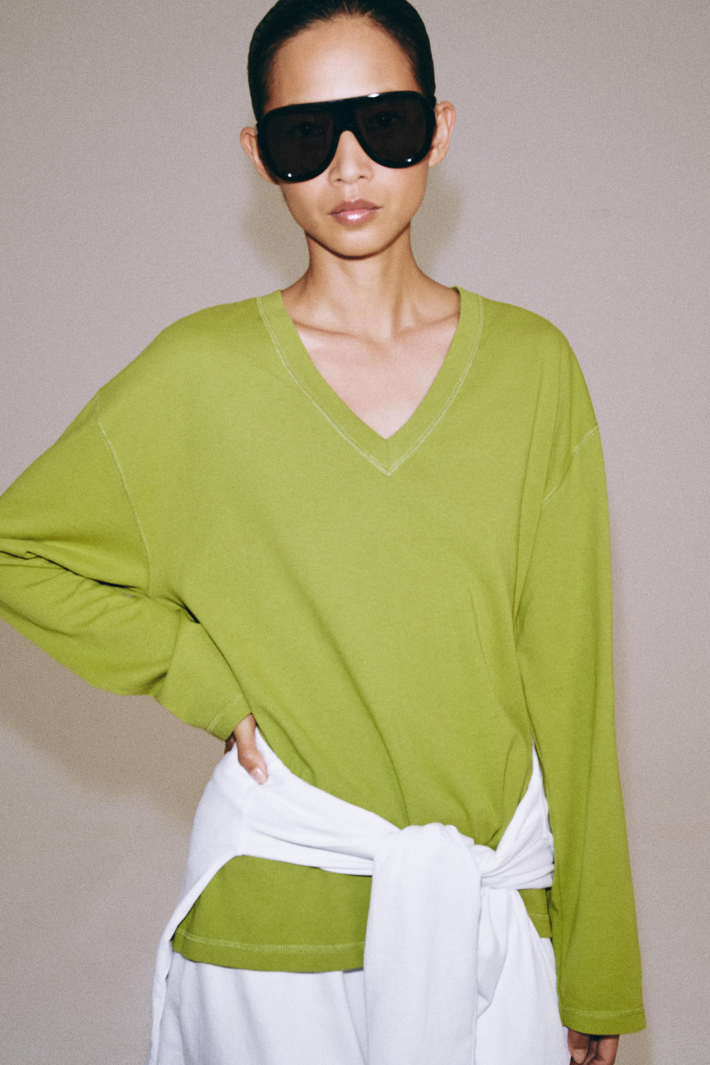 CAMISETA ESCOTE PICO ALGOD?N / Pistacho - Zara фото 2