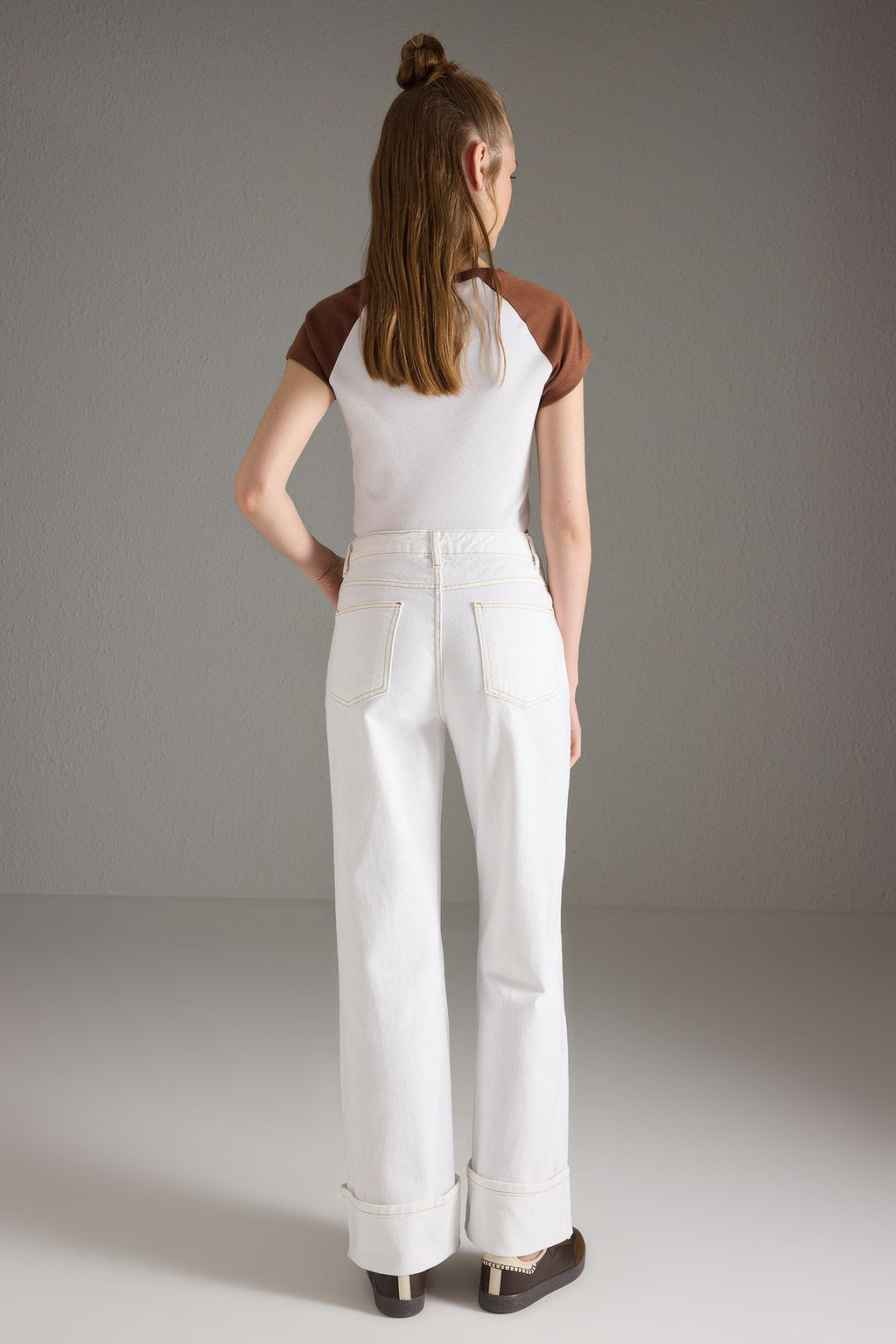 Beyaz Yuksek Bel Paca K?v?rmal? Dikis Detayl? Wide Leg Jeans TWOSS25JE00282 - Trendyolmilla фото 4