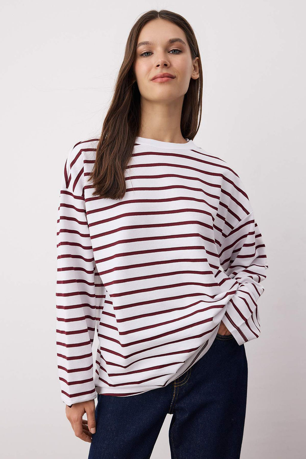 Ekru Cizgili Oversize/Genis Kesim Bisiklet Yaka Ince Orme Sweatshirt TWOAW23SW00326