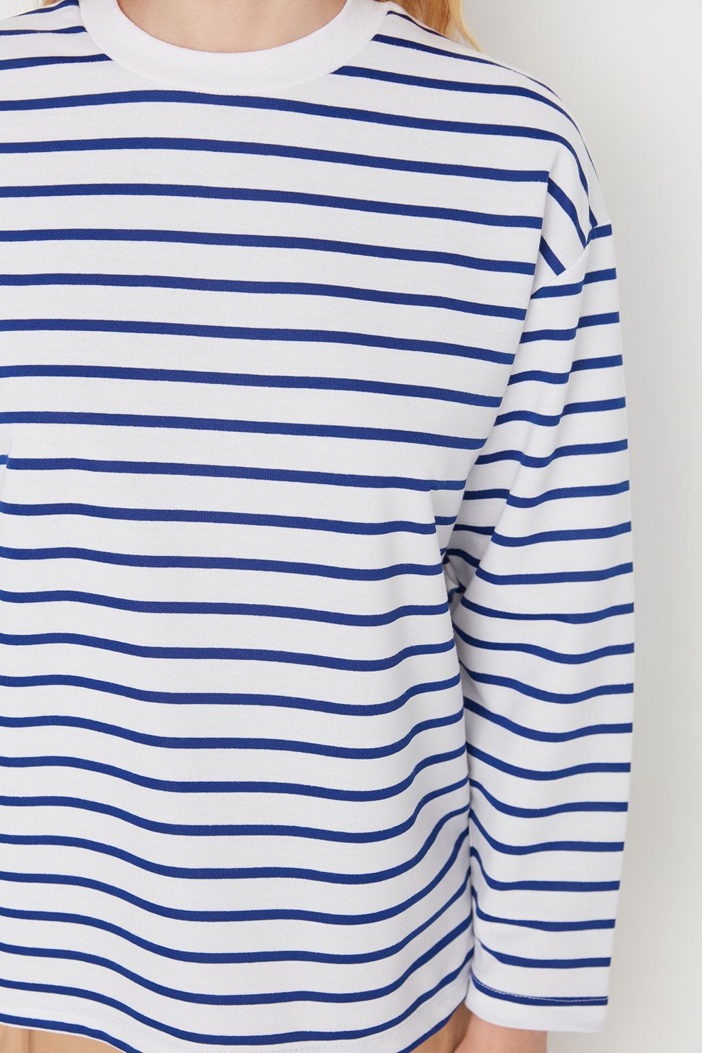 Beyaz Cizgili Oversize/Genis Kesim Bisiklet Yaka Ince Orme Sweatshirt TWOAW23SW00326