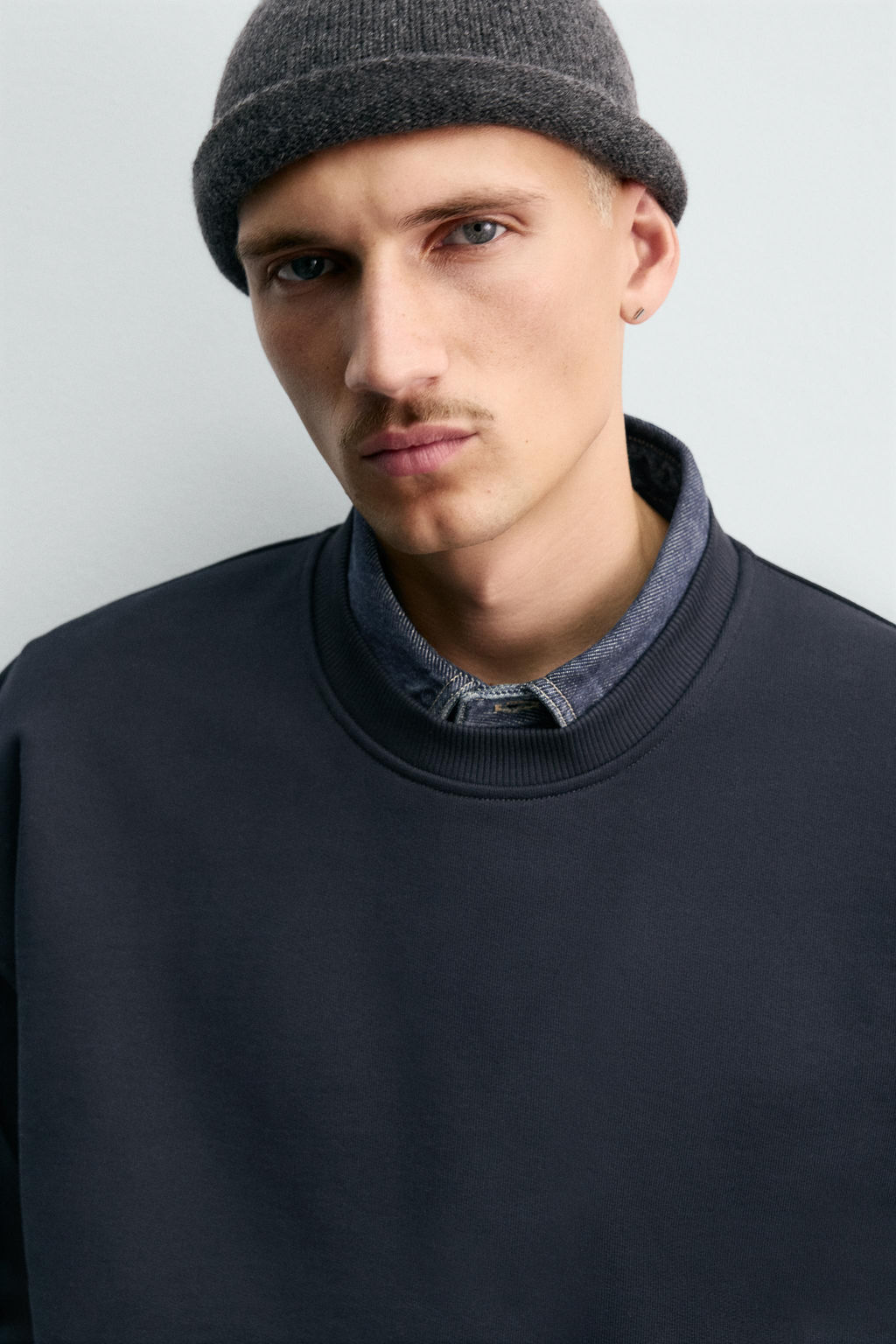 CREW NECK SWEATSHIRT WITH IRREGULAR FINISH - Zara фото 5
