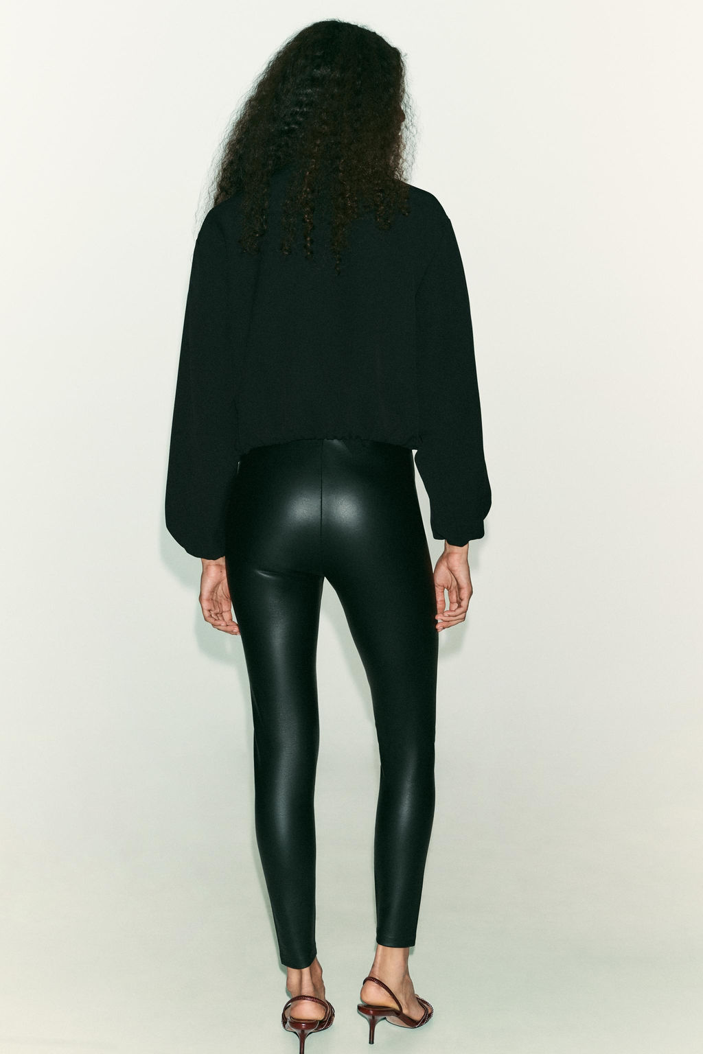 MID-WAIST FAUX LEATHER LEGGINGS - Zara фото 5