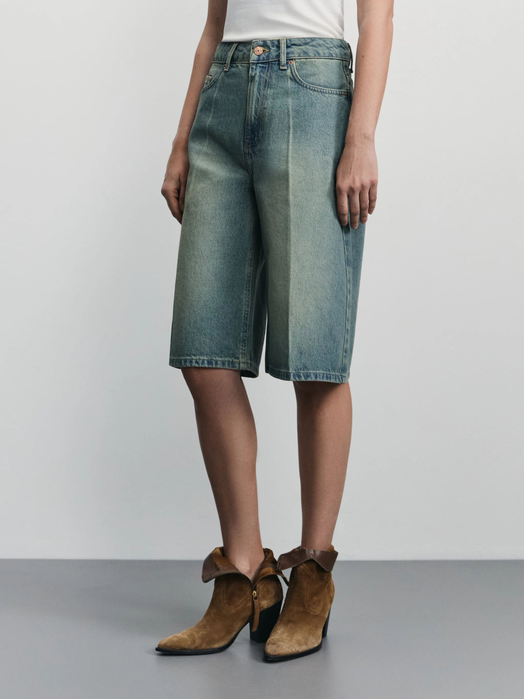 Джинсовые шорты бермуды со стрелками / Zarina  фото 4