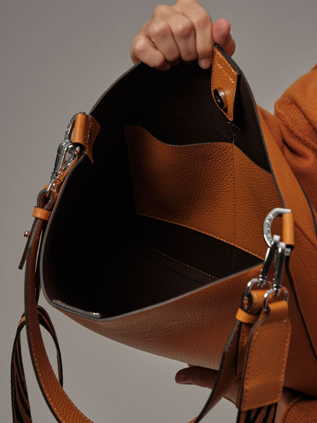 Сумка кожаная на плечо Azaro 30868 оранжевый карандаш