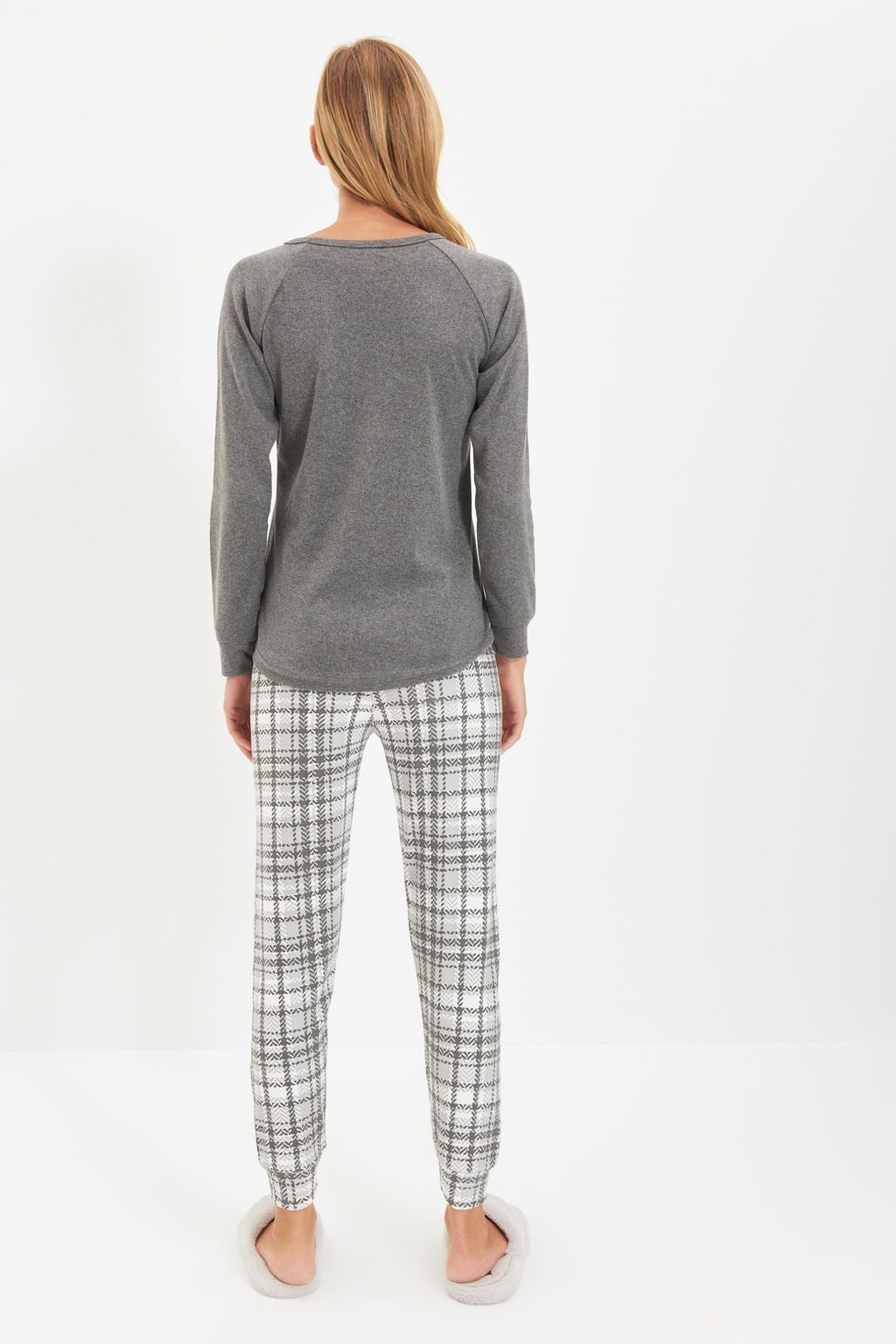 Trendyolmilla Fume Ay?c?kl? ve Penguen Bask?l? Ekoseli Yumos Orme Pijama Tak?m? THMAW22PT0395