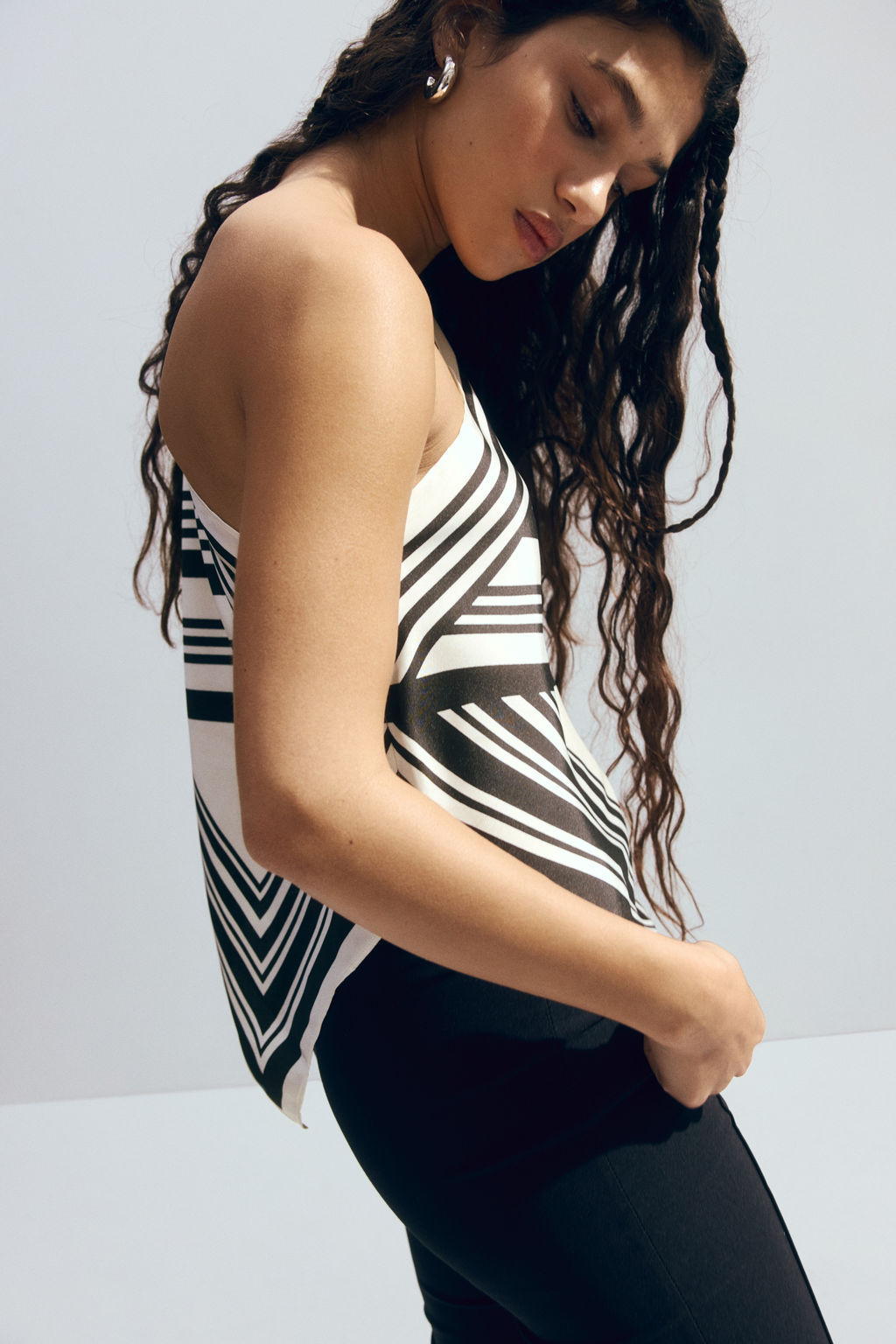 Top de un hombro efecto pa?uelo - H&m фото 3